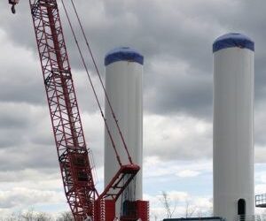 Une bâche pour protéger les tours des éoliennes entreposées