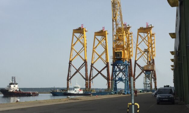 La barge Sarens avec les 4 fondations pour Saint-Brieuc ont accosté au Port de Brest