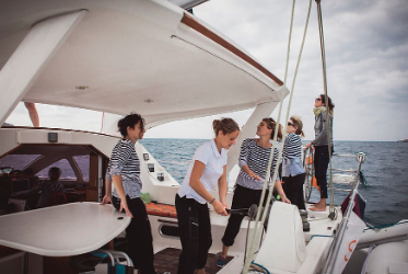 Rejoignez l’Odyssée des Possibles, la première expédition à la voile, féminine et pluridisciplinaire pour porter la voix des femmes au service de la mer.