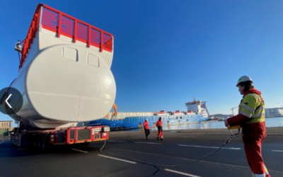 Le déchargement des huit premières turbines pour Yeu Noirmoutier au port de Saint-Nazaire