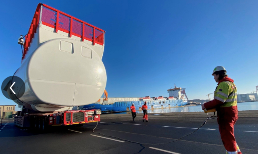 Le déchargement des huit premières turbines pour Yeu Noirmoutier au port de Saint-Nazaire